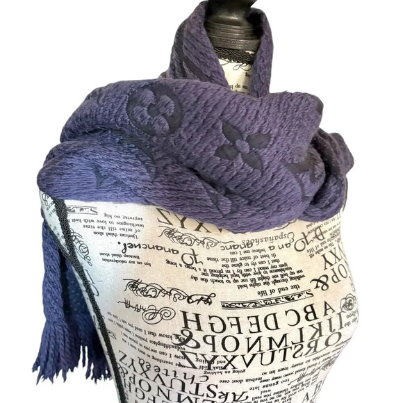 Authentic Louis Vuitton Purple Monogram Chunky Knit Wool Silk Rectangle Scarf - Picture 2 of 6